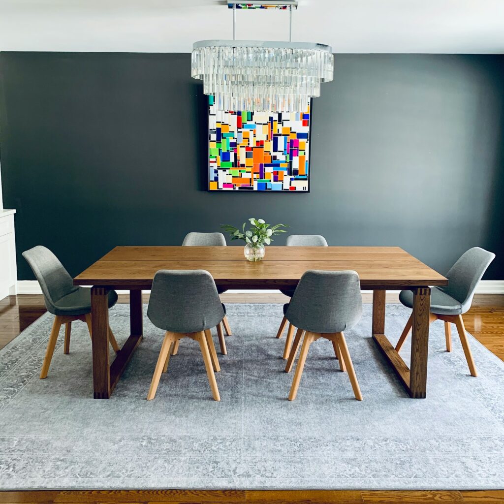 ダイニングテーブルとチェア