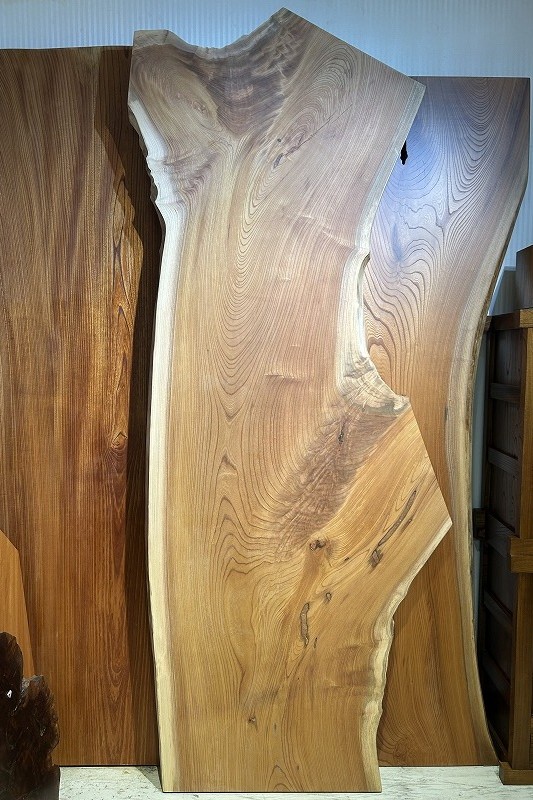 天然木 東京 新宿 東五軒町店展示 欅（けやき・ケヤキ）材 一枚板