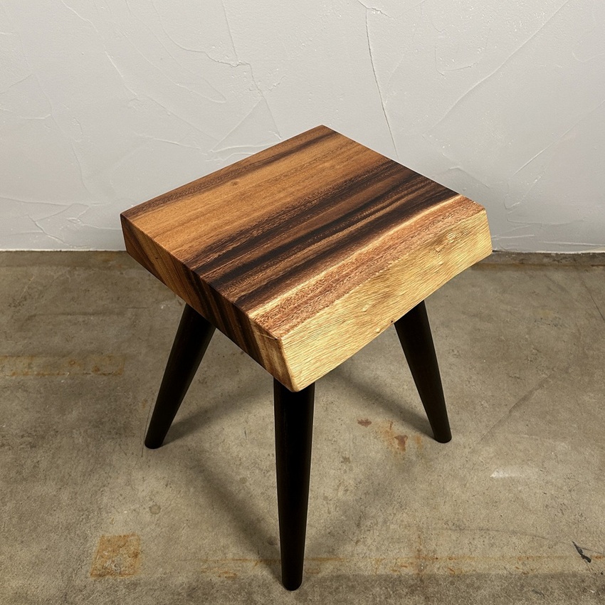 天然木 東京 新宿 東五軒町店展示 欅（けやき・ケヤキ）材 一枚板