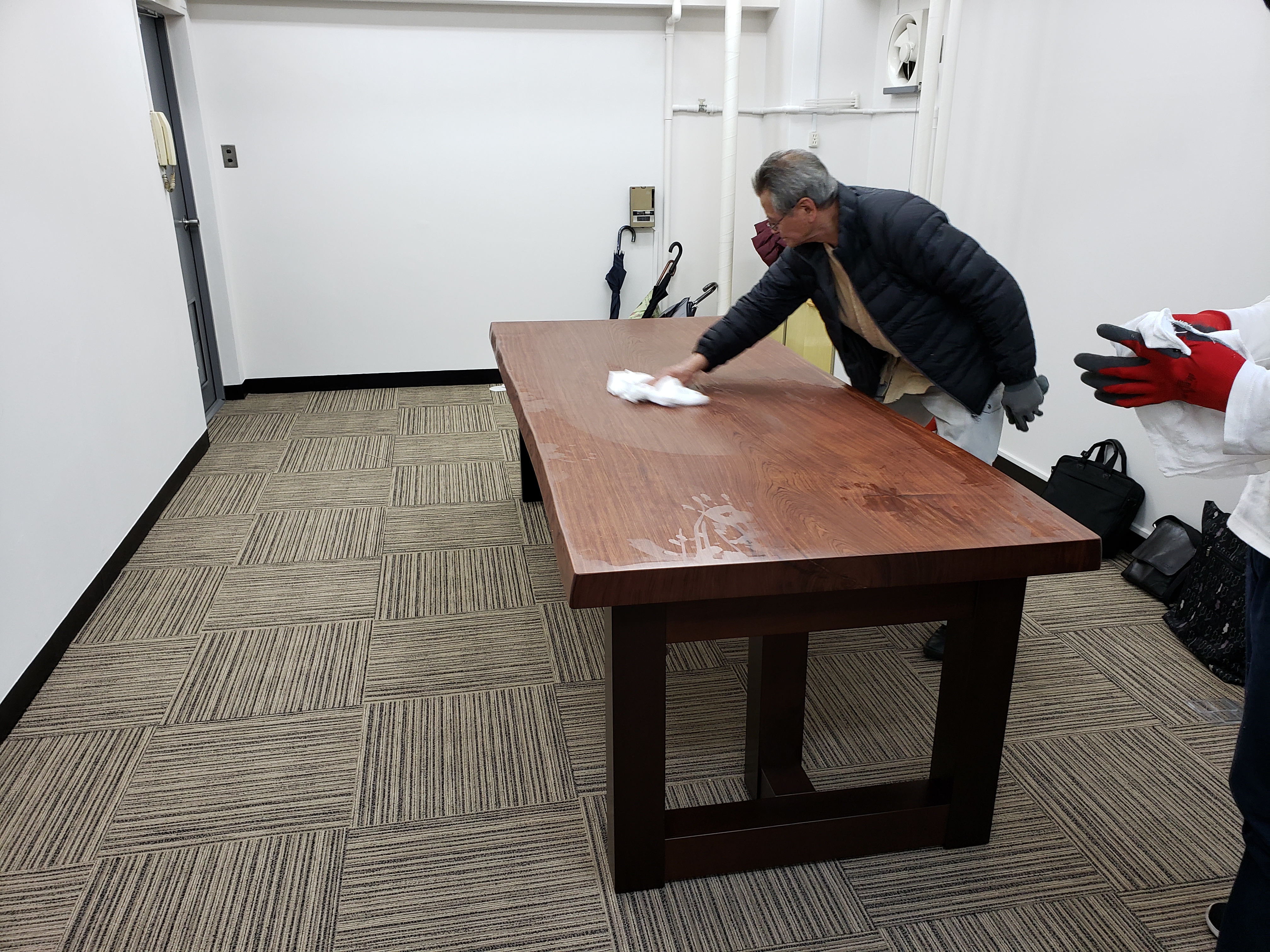 アフリカンローズ（ブビンガ）一枚板、事務所オフィス用テーブル納品