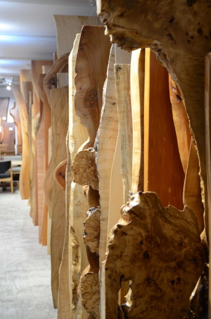 豊富な一枚板の展示、新宿区東五軒町 祭り屋