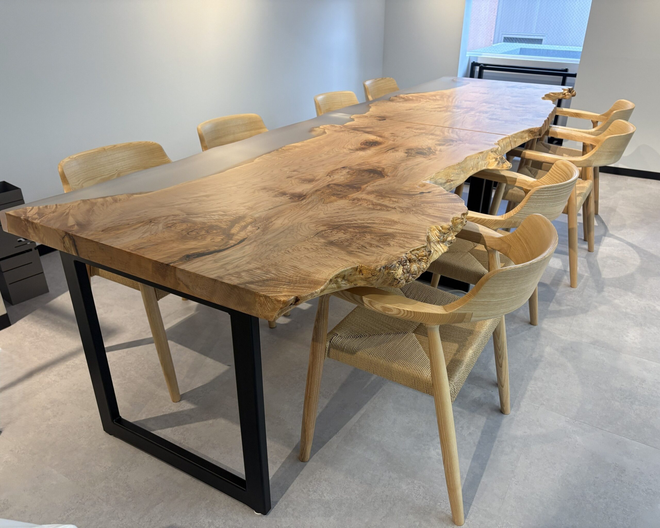 一枚板 楓（かえで）材 × レジン加工｜打ち合わせ用テーブル製作事例